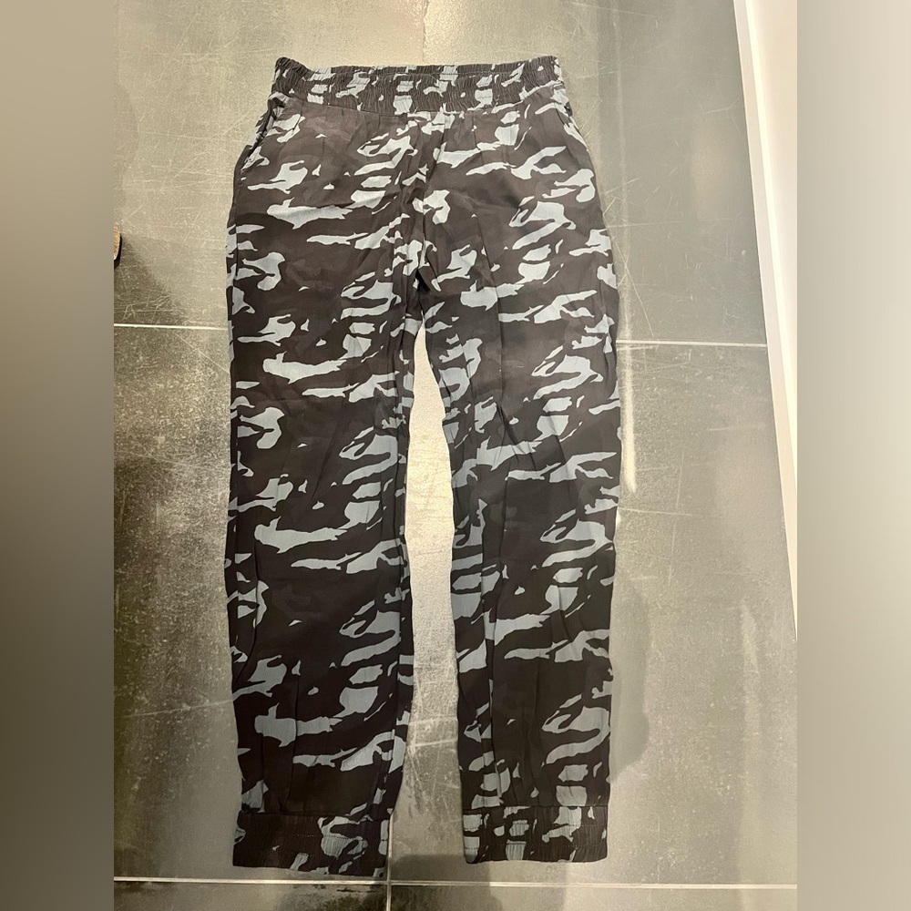 Monrow camo pants